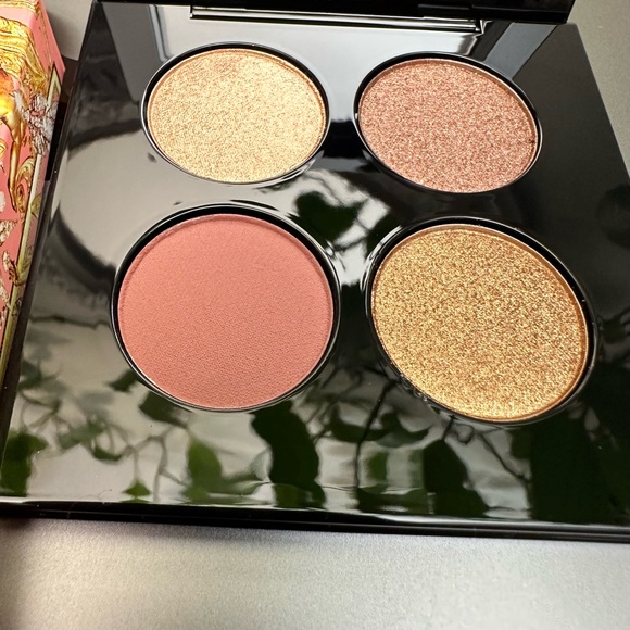 PAT McGRATH LABS Celestial Odyssey Luxe
Ouad “Bronze Borealis” eyeshadow - Picture 2 of 12